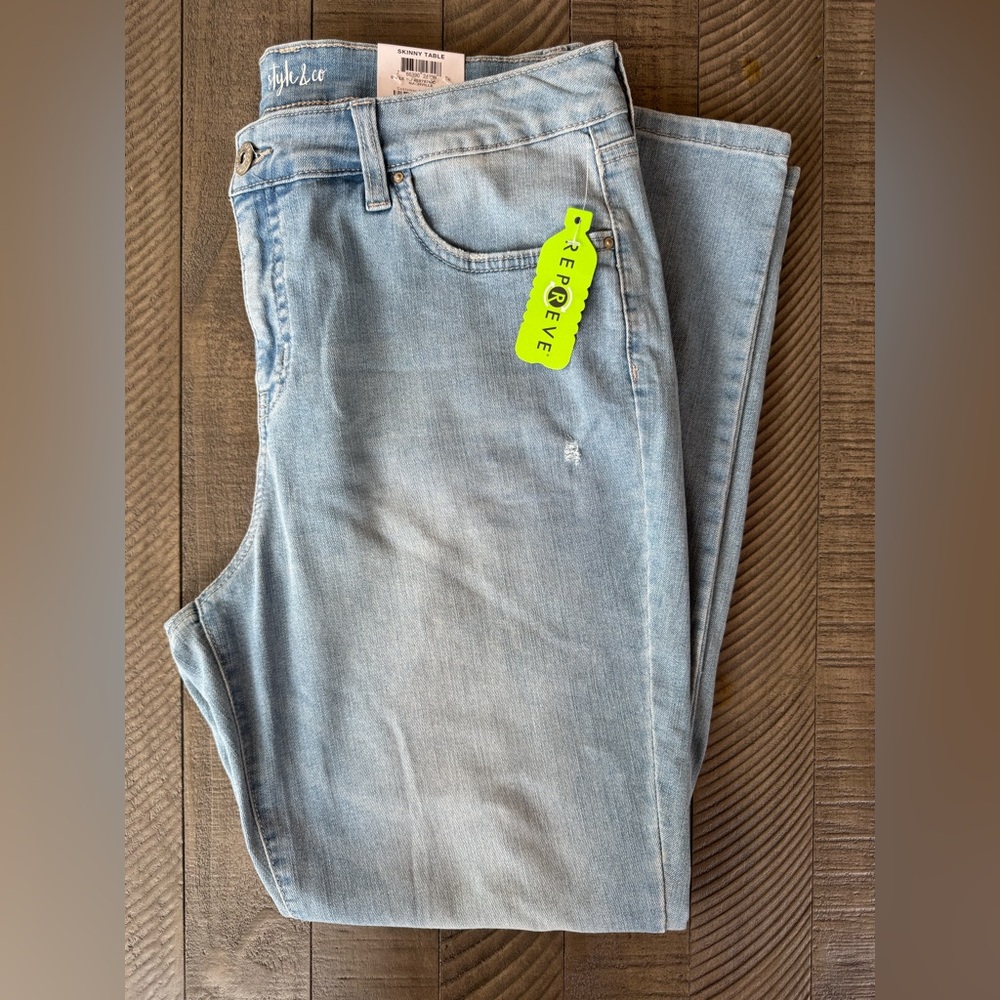 Style & Co. Mid Rise Curvy Skinny Distressed Jeans Women’s Size 14 (NWT)